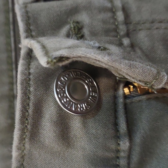 SLIGHTLY USED LEVIS COLOR OLIVE 710 SUPER SKINNY SIZE 25 AS SEEN IN PHOTOS - Picture 3 of 10